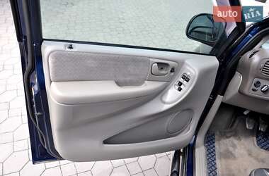 Минивэн Chrysler Voyager 2003 в 