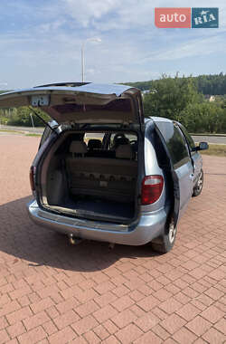 Минивэн Chrysler Voyager 2003 в 