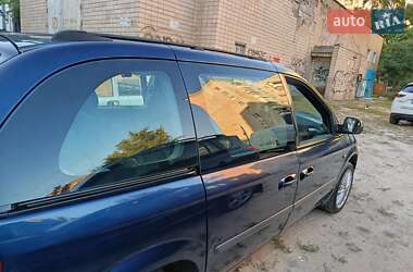 Минивэн Chrysler Voyager 2005 в 