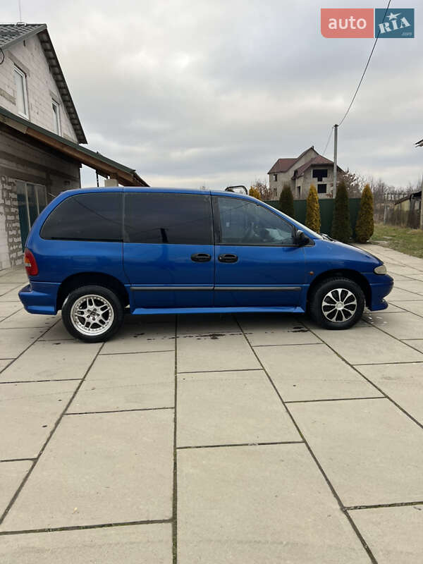 Минивэн Chrysler Voyager 1997 в Хусте