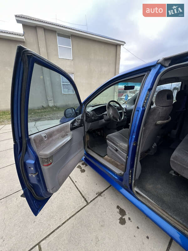 Минивэн Chrysler Voyager 1997 в Хусте