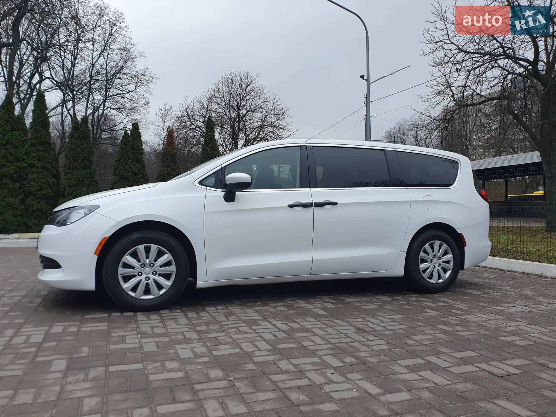 2020 Chrysler Voyager - мініатюра 2