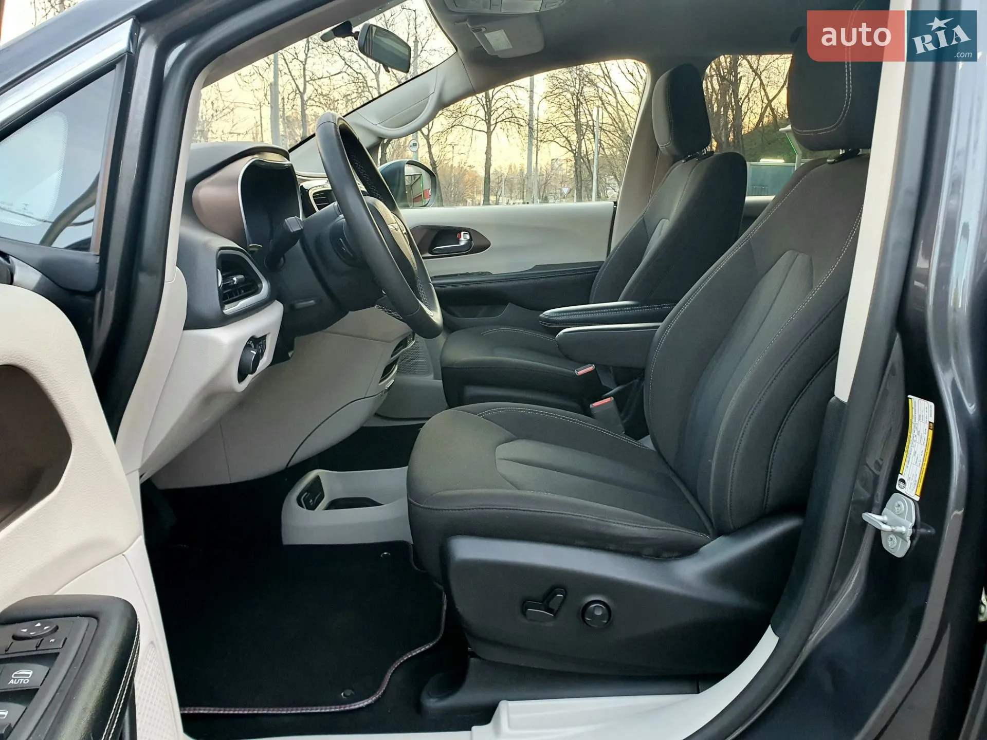 2022 Chrysler Voyager - мініатюра 26
