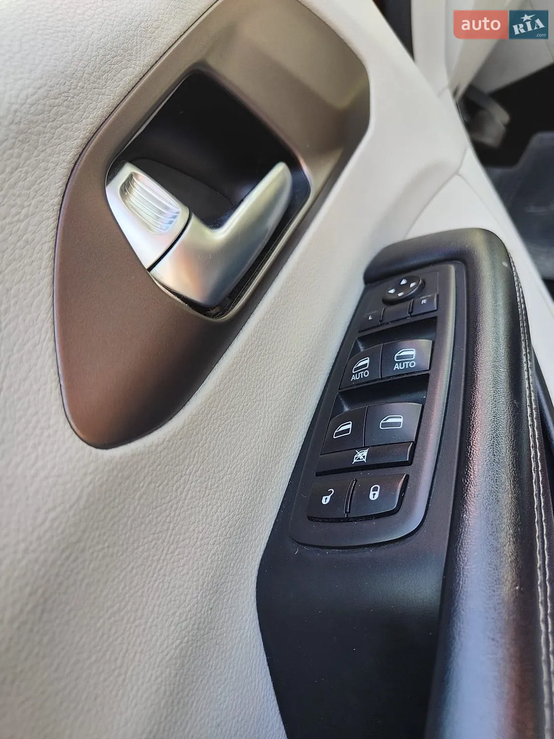 2020 Chrysler Voyager - мініатюра 4