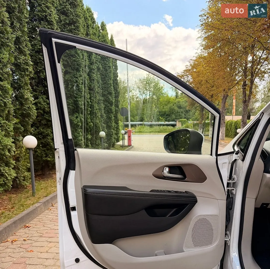 2020 Chrysler Voyager - мініатюра 14