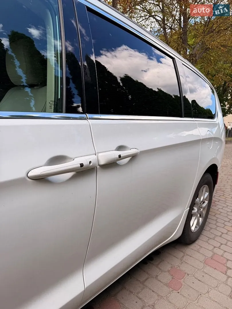 2020 Chrysler Voyager - мініатюра 12