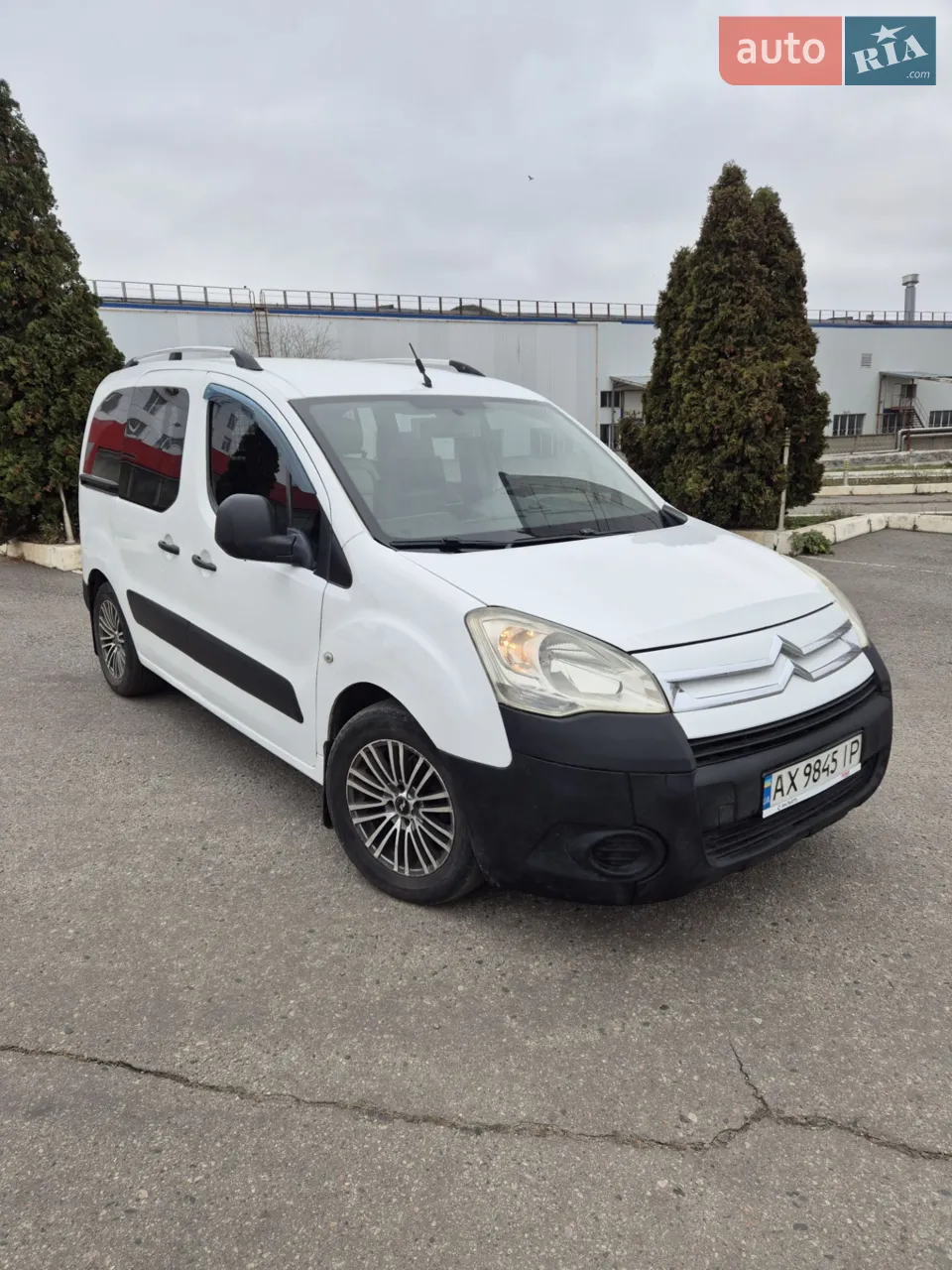 Продам власне авто, груз-пасс за документами. Влітку зроблено капітальний ремонт двигуна та ходової. Пофарбований в вересні повністю, короба оброблені зсередини. Готував для себе. Торг.