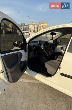 Хэтчбек Citroen C1 2010 в 