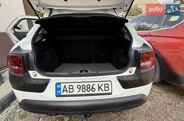 Внедорожник / Кроссовер Citroen C4 Cactus 2016 в 