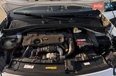 Внедорожник / Кроссовер Citroen C4 Cactus 2015 в 