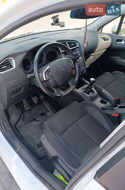 Хэтчбек Citroen C4 2016 в 