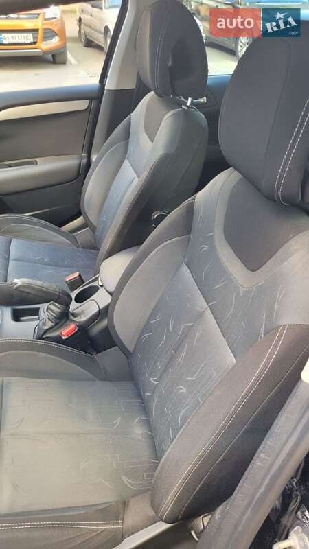 Хэтчбек Citroen C4 2011 в Вишневом