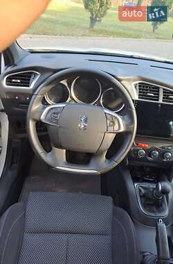 Хэтчбек Citroen DS4 2012 в 