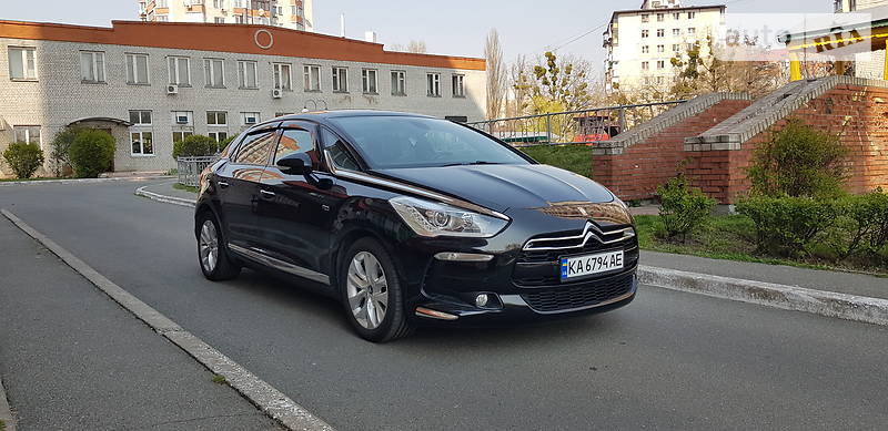 Хетчбек Citroen DS5 2012 в  фото Хетчбек Citroen DS5 2012 в