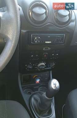 Позашляховик / Кросовер Dacia Duster 2011 в 