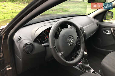 Позашляховик / Кросовер Dacia Duster 2011 в 