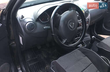 Позашляховик / Кросовер Dacia Duster 2011 в 