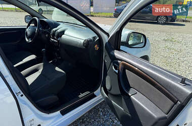 Позашляховик / Кросовер Dacia Duster 2011 в 