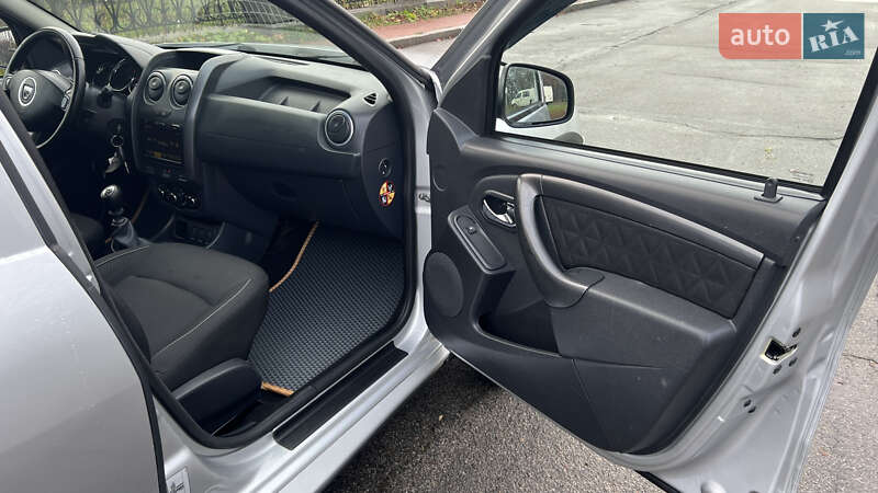 Позашляховик / Кросовер Dacia Duster 2015 в Умані