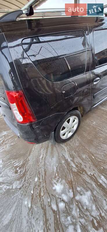 Седан Dacia Logan 2012 в Ужгороді
