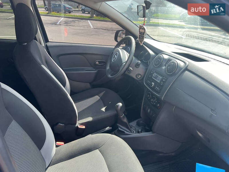 Седан Dacia Logan 2015 в Львові