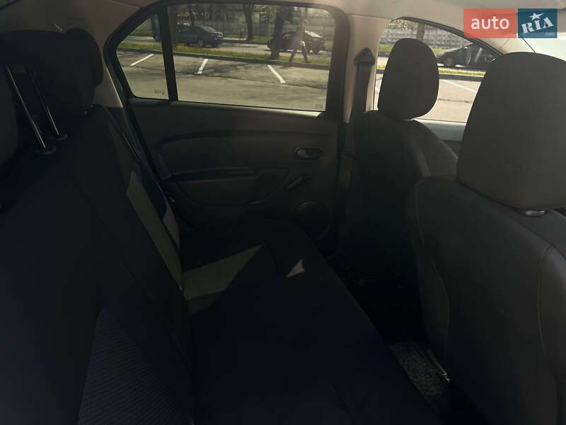 Седан Dacia Logan 2015 в Львові