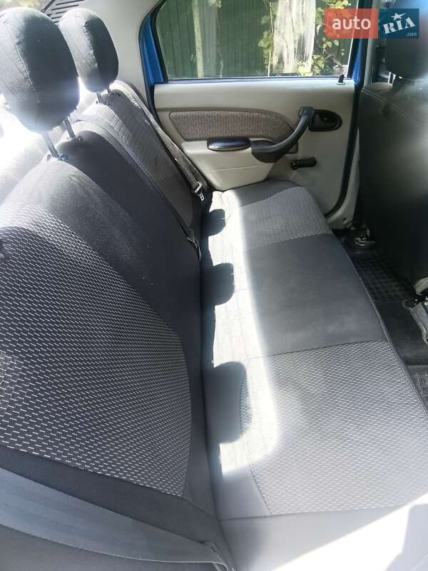 Седан Dacia Logan 2006 в Сваляві