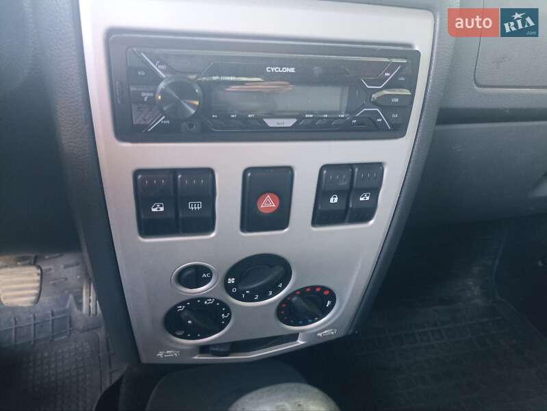 Седан Dacia Logan 2005 в Монастырище