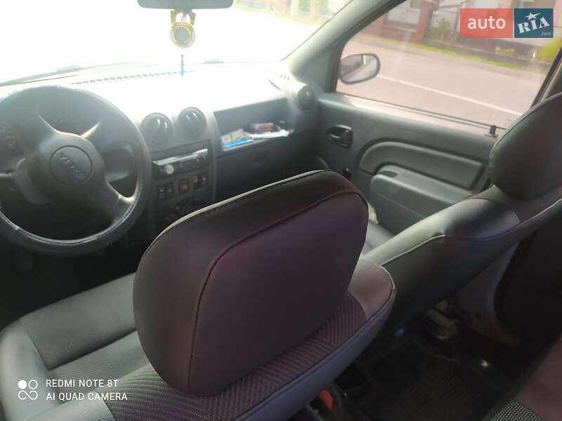 Седан Dacia Logan 2006 в Мукачево