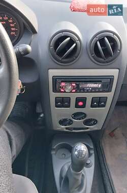 Седан Dacia Logan 2011 в 