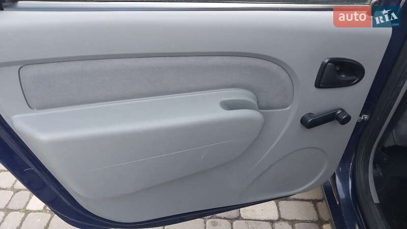 Седан Dacia Logan 2011 в Ходореві