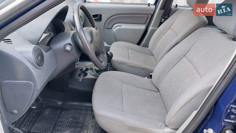 Седан Dacia Logan 2011 в Ходореві