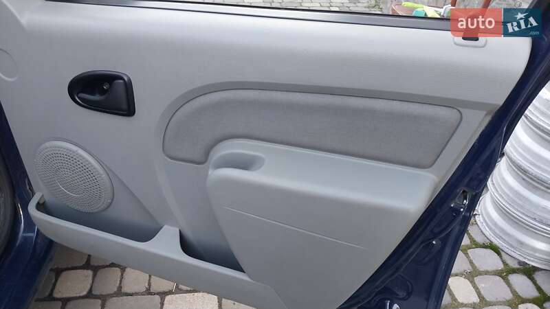 Седан Dacia Logan 2011 в Ходореві