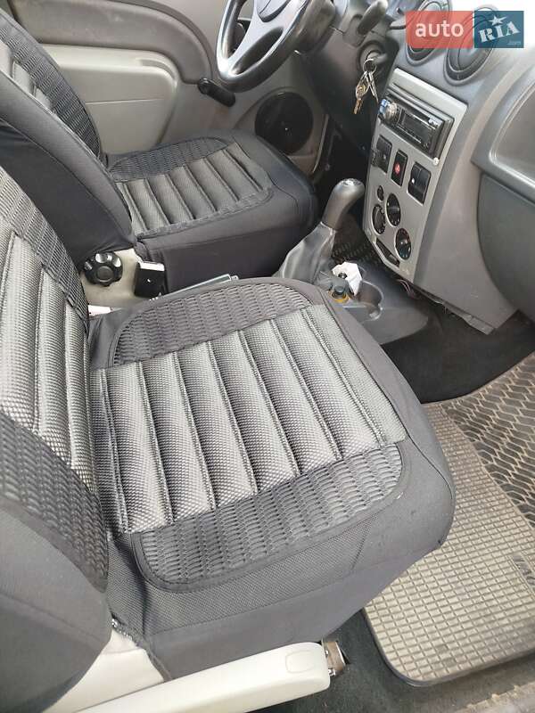 Седан Dacia Logan 2007 в Буську
