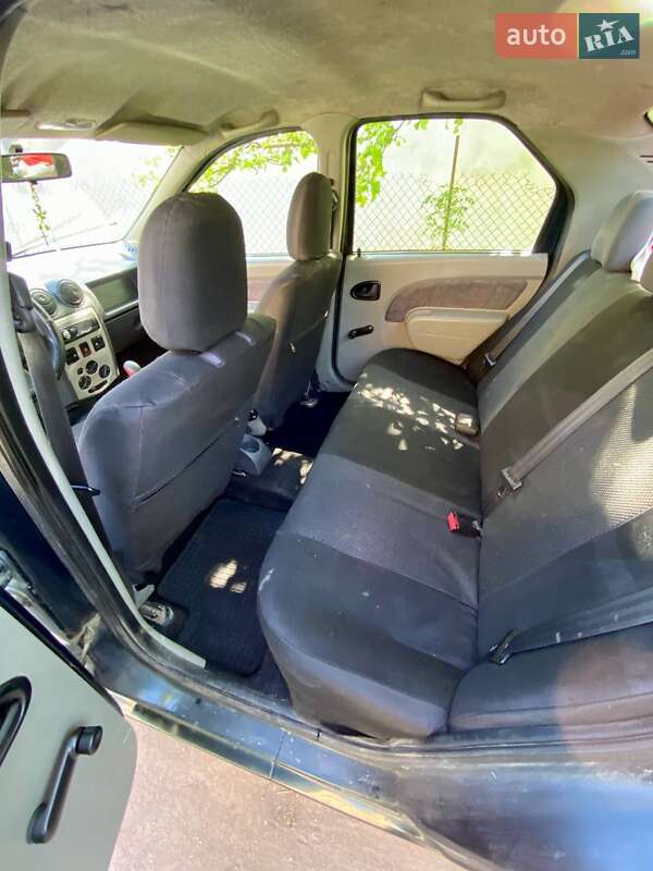 Седан Dacia Logan 2006 в Золочеві