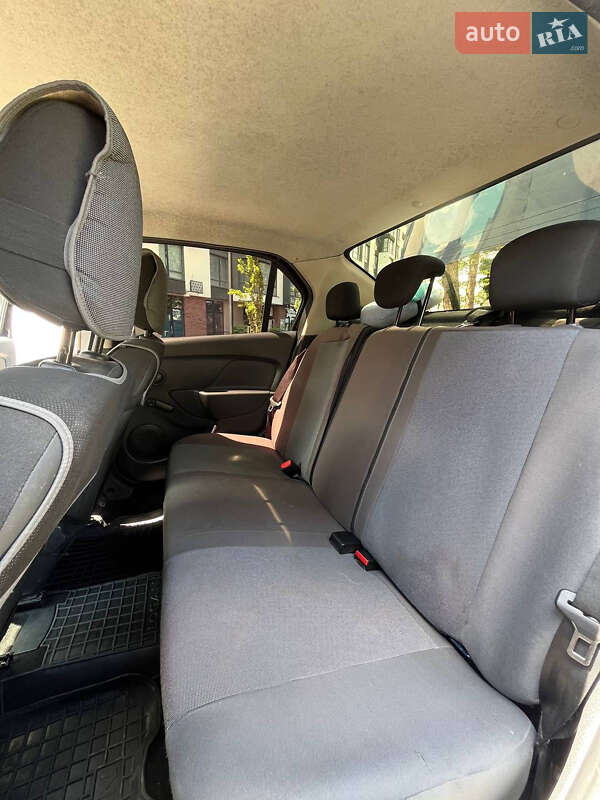 Седан Dacia Logan 2013 в Ивано-Франковске