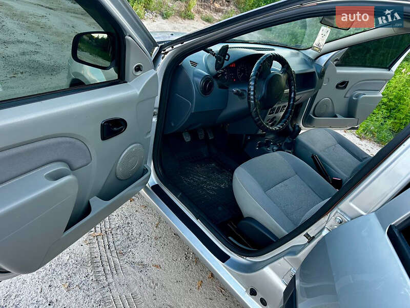 Седан Dacia Logan 2012 в Краснограде