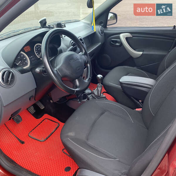 Седан Dacia Logan 2007 в Клевані