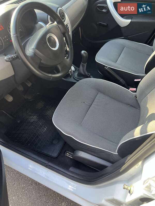 Седан Dacia Logan 2012 в Олександрівці