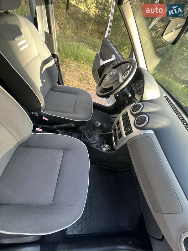 Седан Dacia Logan 2012 в Олександрівці