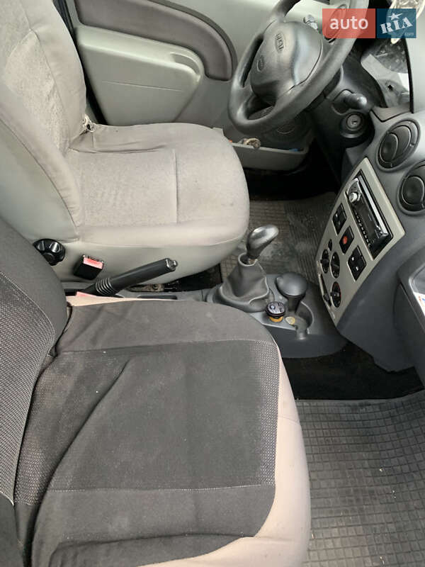 Седан Dacia Logan 2006 в Києві