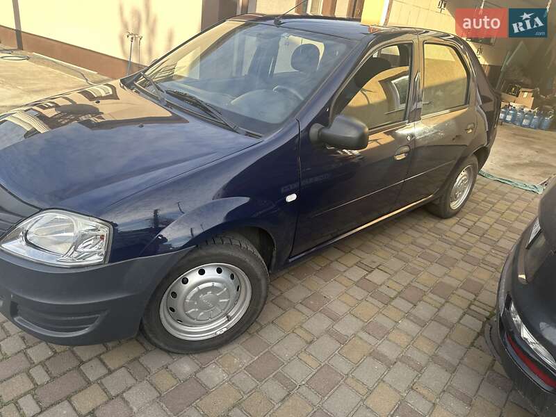 Седан Dacia Logan 2012 в Корце