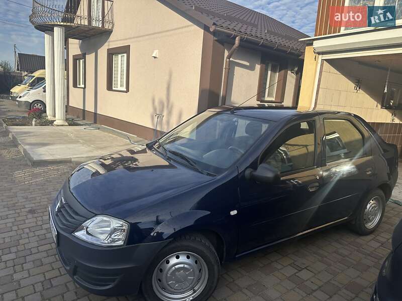 Седан Dacia Logan 2012 в Корце