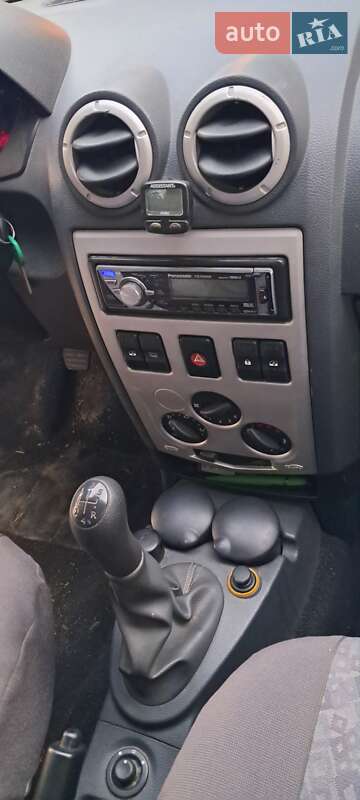 Седан Dacia Logan 2006 в Львові