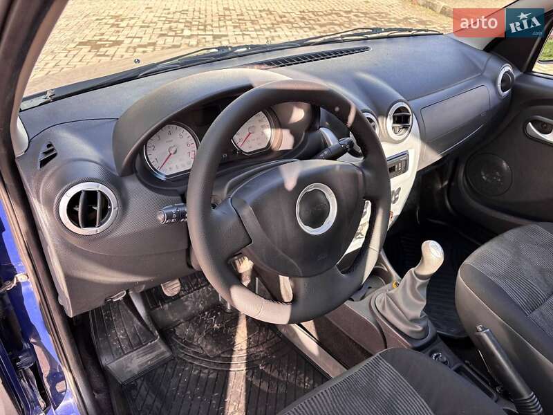 Седан Dacia Logan 2009 в Ромнах