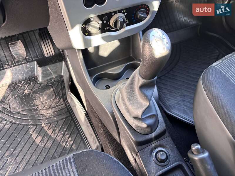 Седан Dacia Logan 2009 в Ромнах