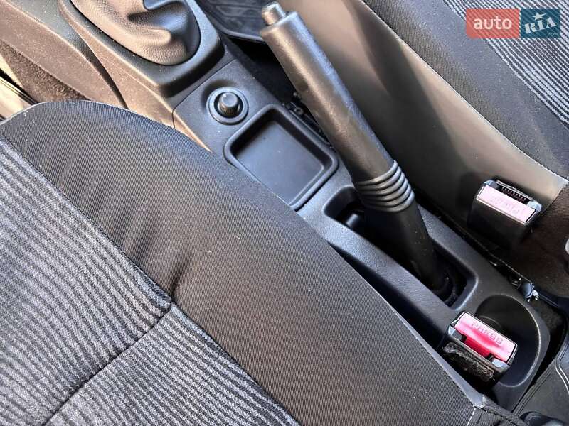 Седан Dacia Logan 2009 в Ромнах