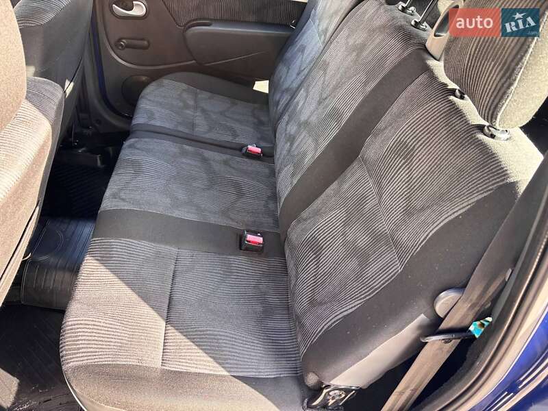 Седан Dacia Logan 2009 в Ромнах