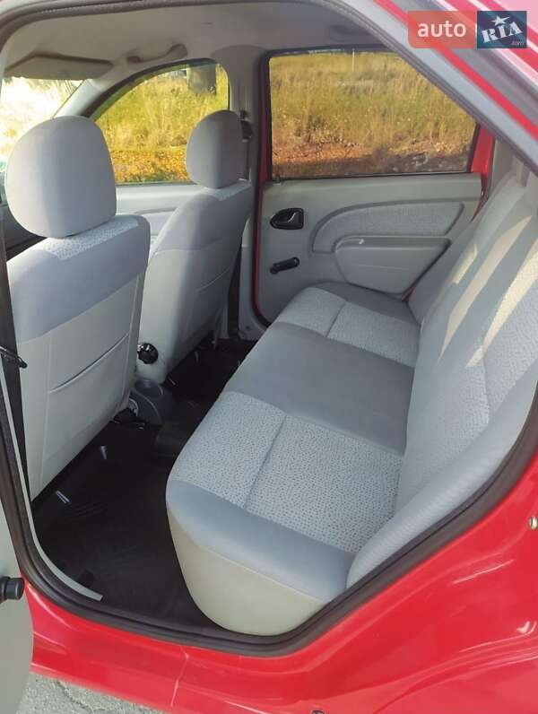 Седан Dacia Logan 2006 в Остроге