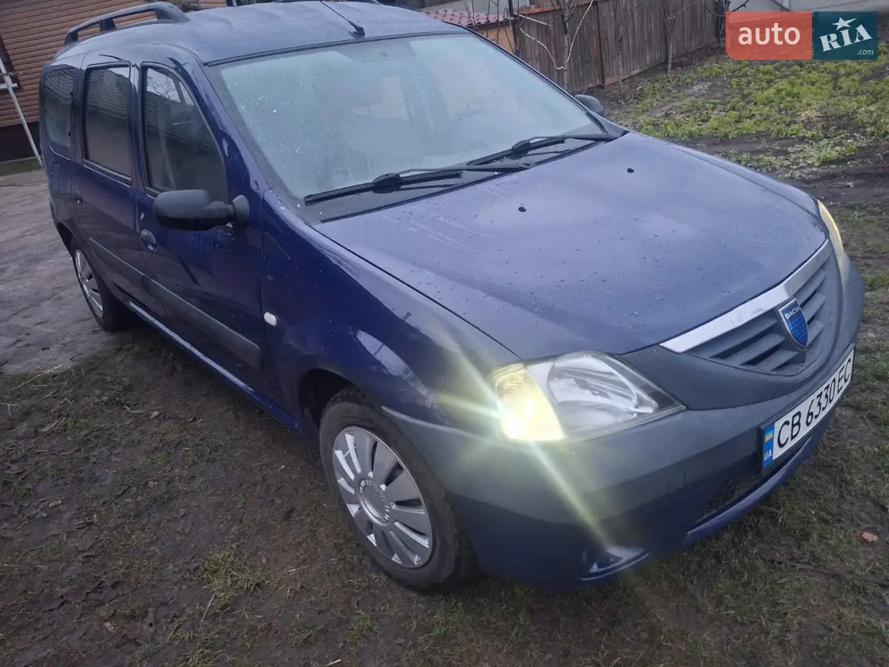 Продам 7містний логан, двигун 1,6 8кл., Грм та масло замінене 500 км тому, кузов без корозії, кондиціонер, абс.